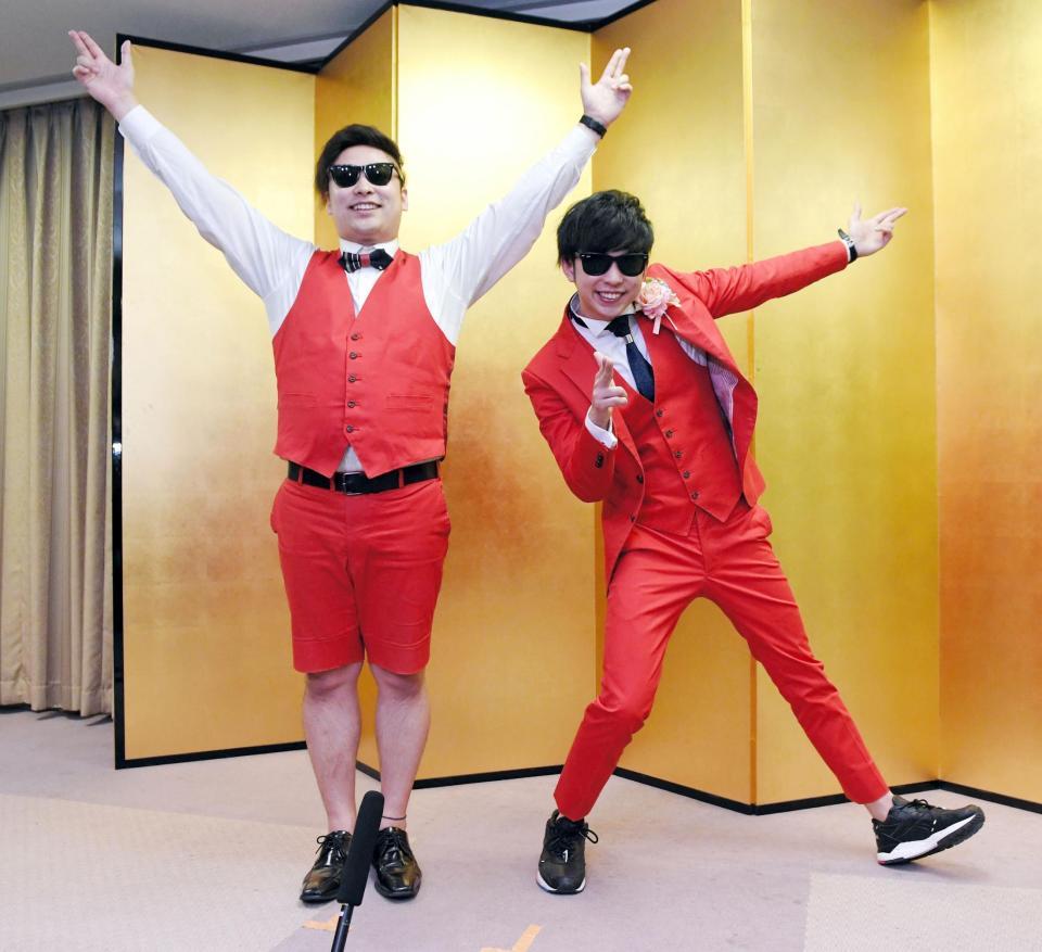 Ｗ結婚会見を行った８．６秒バズーカーのはまやねん（左）と田中シングル＝大阪市・吉本興業（撮影・佐藤厚）