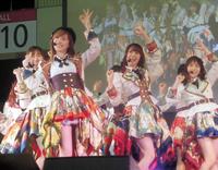 アルバム収録の新曲を初披露したＳＫＥ４８の（左から）松井珠理奈、高柳明音、大庭美奈＝千葉・幕張メッセ