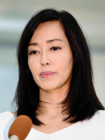 記者会見で憔悴（しょうすい）した表情の早見優＝東京・山野美容専門学校（撮影・開出牧）