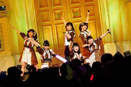 イベントで元気な笑顔を見せるばってん少女隊の（前列左から）星野蒼良、上田理子、西垣有彩、（後列左から）瀬田さくら、希山愛、春乃きいな＝東京・江東区のヴィーナスフォート