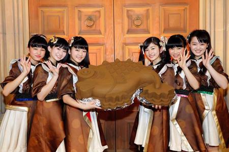 巨大な鯛チョコレートを披露したばってん少女隊の（左から）星野蒼良、春乃きいな、上田理子、瀬田さくら、西垣有彩、希山愛＝東京・江東区のヴィーナスフォート