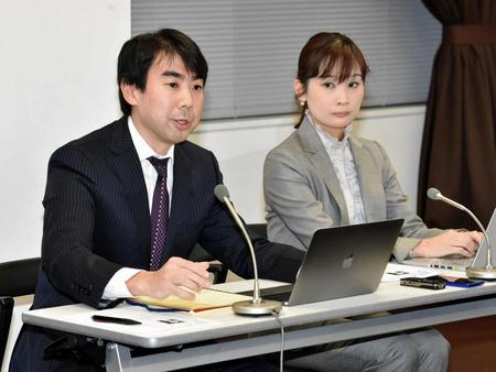 清水富美加の出家について会見する所属事務所の顧問弁護士・山縣敦彦氏（左）と塩川泰子氏＝東京都品川区のレプロエンタテインメント