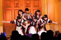 イベントで元気な笑顔を見せるばってん少女隊の（前列左から）西垣有彩、上田理子、春乃きいな、（後列左から）希山愛、星野蒼良、瀬田さくら＝東京・江東区のヴィーナスフォート