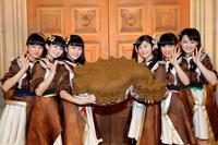 巨大な鯛チョコレートを披露したばってん少女隊の（左から）星野蒼良、春乃きいな、上田理子、瀬田さくら、西垣有彩、希山愛＝東京・江東区のヴィーナスフォート