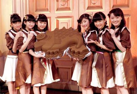 　巨大な鯛チョコレートを披露したばってん少女隊の（左から）星野蒼良、春乃きいな、上田理子、瀬田さくら、西垣有彩、希山愛＝東京・江東区のヴィーナスフォート