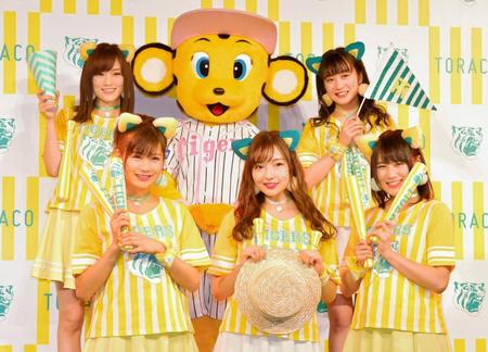 トラコ入団会見を行った（後列左から）山本彩、ラッキー、川上千尋（前列左から）谷川愛梨、村瀬紗英、城恵理子＝ＮＭＢ劇場（撮影・石湯恒介）