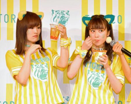 限定スイーツを口にする山本彩（左）と川上千尋＝ＮＭＢ劇場（撮影・石湯恒介）