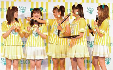 タイガースを応援する（左から）山本彩、川上千尋、谷川愛梨、村瀬紗英、城恵理子＝ＮＭＢ劇場（撮影・石湯恒介）