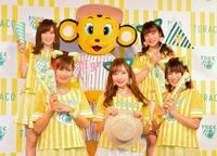 トラコ入団会見を行った（後列左から）山本彩、ラッキー、川上千尋（前列左から）谷川愛梨、村瀬紗英、城恵理子＝ＮＭＢ劇場（撮影・石湯恒介）