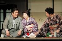 ２００６年「放浪記」の米倉斉加年さん、森光子さん、青木玲子さん（左から）