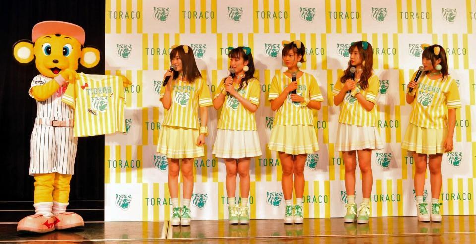 限定Ｔシャツを披露するラッキーと、トラコメンバーの（左から）山本彩、川上千尋、谷川愛梨、村瀬紗英、城恵理子＝ＮＭＢ劇場（撮影・石湯恒介）