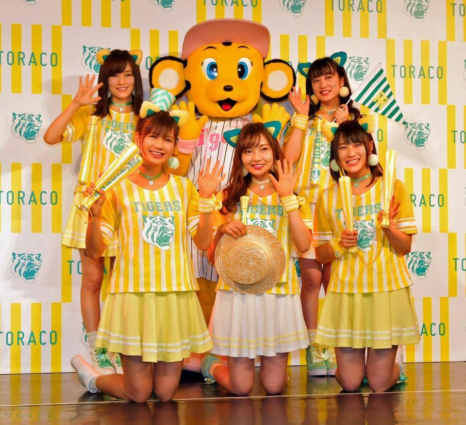 トラコ入団会見を行った（後列左から）山本彩、ラッキー、川上千尋（前列左から）谷川愛梨、村瀬紗英、城恵理子＝ＮＭＢ劇場（撮影・石湯恒介）