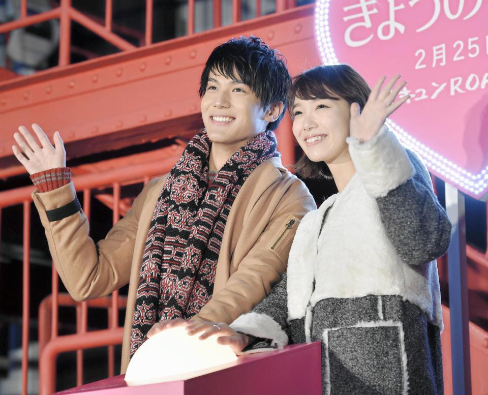 笑顔で手を振る中川大志（左）と飯豊まりえ＝東京タワー（撮影・出月俊成）