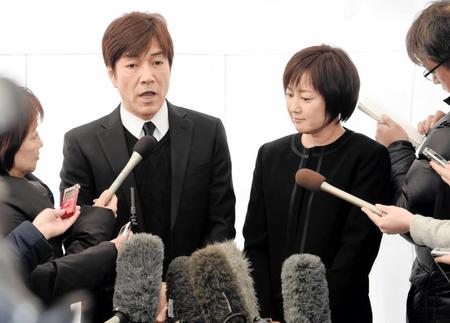 　囲み会見で藤村俊二さんとの思い出を語る野口五郎（左）と妻・三井ゆり