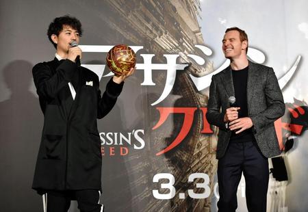 年末、話題になった「空前絶後」のフレーズを再び口にした斎藤工（左・右はマイケル・ファスベンダー）＝東京都港区のＴＯＨＯシネマズ六本木ヒルズ（撮影・出月俊成）