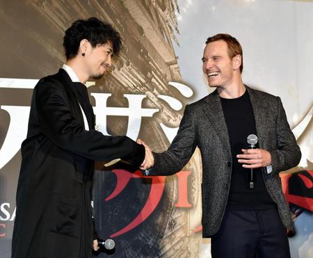 笑顔で握手を交わす斎藤工（左）とマイケル・ファスベンダー＝東京都港区のＴＯＨＯシネマズ六本木ヒルズ（撮影・出月俊成）