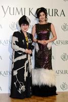 囲み会見で桂由美（左）と記念撮影に納まる藤原紀香＝東京・グランドプリンスホテル新高輪（撮影・開出牧）