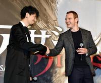 笑顔で握手を交わす斎藤工（左）とマイケル・ファスベンダー＝東京都港区のＴＯＨＯシネマズ六本木ヒルズ（撮影・出月俊成）
