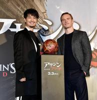 マイケル・ファスベンダー（右）と並んで笑顔を見せる斎藤工＝東京都港区のＴＯＨＯシネマズ六本木ヒルズ（撮影・出月俊成）