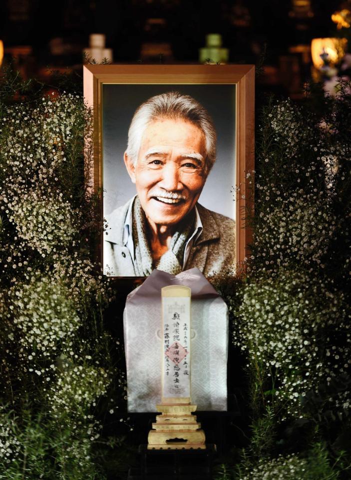 　祭壇に飾られた藤村俊二さんの遺影＝東京・慈雲山長泉寺（撮影・開出牧）
