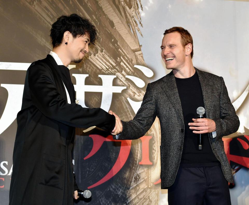 笑顔で握手を交わす斎藤工（左）とマイケル・ファスベンダー＝東京都港区のＴＯＨＯシネマズ六本木ヒルズ（撮影・出月俊成）