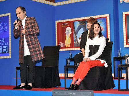 斎藤司（左）のあいさつに笑顔を見せる長澤まさみ＝東京都千代田区のザ・ペニンシュラ東京（撮影・出月俊成）