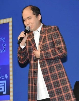 斎藤司（左）のあいさつに笑顔を見せる長澤まさみ＝東京都千代田区のザ・ペニンシュラ東京（撮影・出月俊成）