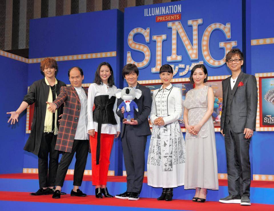 「シング」の完成報告会に出席した（左から）宮野真守、斎藤司、長澤まさみ、内村光良、大地真央、坂本真綾、山寺宏一＝東京都千代田区のザ・ペニンシュラ東京（撮影・出月俊成）