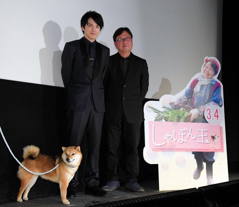 映画「しゃぼん玉」の魅力を語った林遣都と東伸児監督（右）。左下は共演した柴犬のチョコ＝シネスイッチ銀座（撮影・堀内翔）