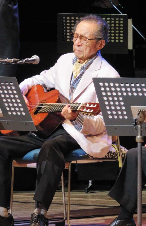 ギターの弾き語りを披露する船村徹氏（２０１６年９月）
