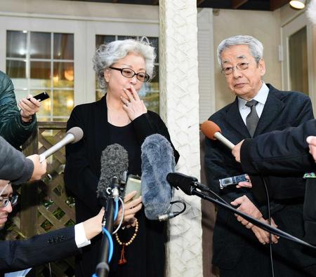 　会見する佳子夫人（左）と小西良太郎音楽プロデューサー（右）＝藤沢市内（撮影・棚橋慶太）