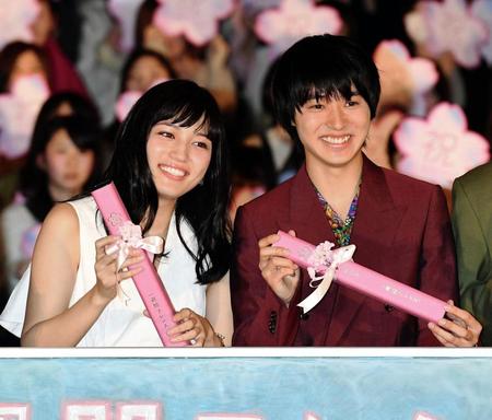 公開記念証書を手に笑顔の川口春奈（左）と山崎賢人＝新宿ピカデリー（撮影・棚橋慶太）