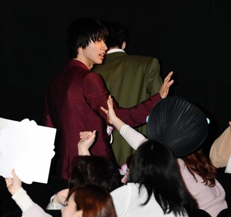 客席からの声援に手を振る山崎賢人＝新宿ピカデリー（撮影・棚橋慶太）