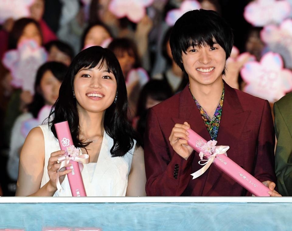 公開記念証書を手に笑顔の川口春奈（左）と山崎賢人＝新宿ピカデリー（撮影・棚橋慶太）