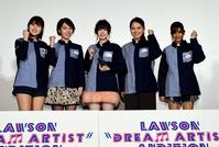 記念撮影に納まる（左から）高橋リサさん、森實桜子さん、グランプリの眞白桃々さん、白井かなさん、加世堂愛さん＝東京・ユナイテッドシネマ豊洲（撮影・開出牧）