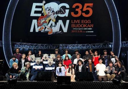 エッグマンの35周年記念大感謝祭に参加したｍｉｗａ（前列中央）、ＮＯＫＫＯ（その左）ら＝東京・日本武道館