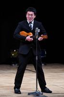 Ｒ-１準決勝で「森のくまさん」を披露するパーマ大佐＝東京・メルパルクホール（撮影・開出牧）