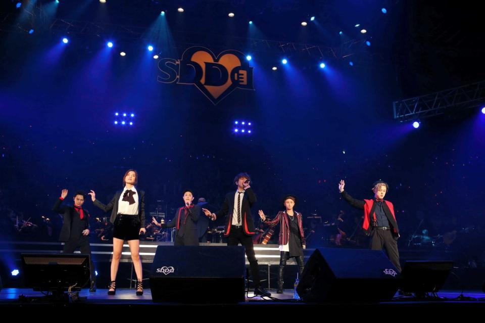 　初の６人でのライブパフォーマンスを披露したＡＡＡ＝大阪城ホール
