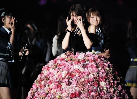 メンバーに囲まれ涙を見せる小嶋陽菜＝東京・代々木第一体育館（撮影・金田祐二）