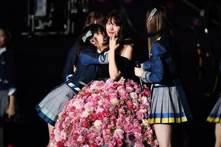 メンバーに囲まれ涙を見せる小嶋陽菜＝東京・代々木第一体育館（撮影・金田祐二）