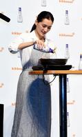 イベントでエプロン姿で手料理に挑戦する綾瀬はるか＝東京・ベルサール御成門駅前（撮影・開出牧）