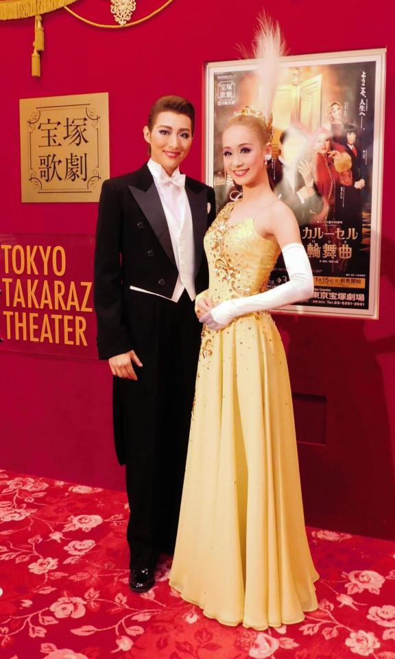 舞台への意気込みを語った珠城りょう（左）と愛希れいか＝東京・日比谷の東京宝塚劇場