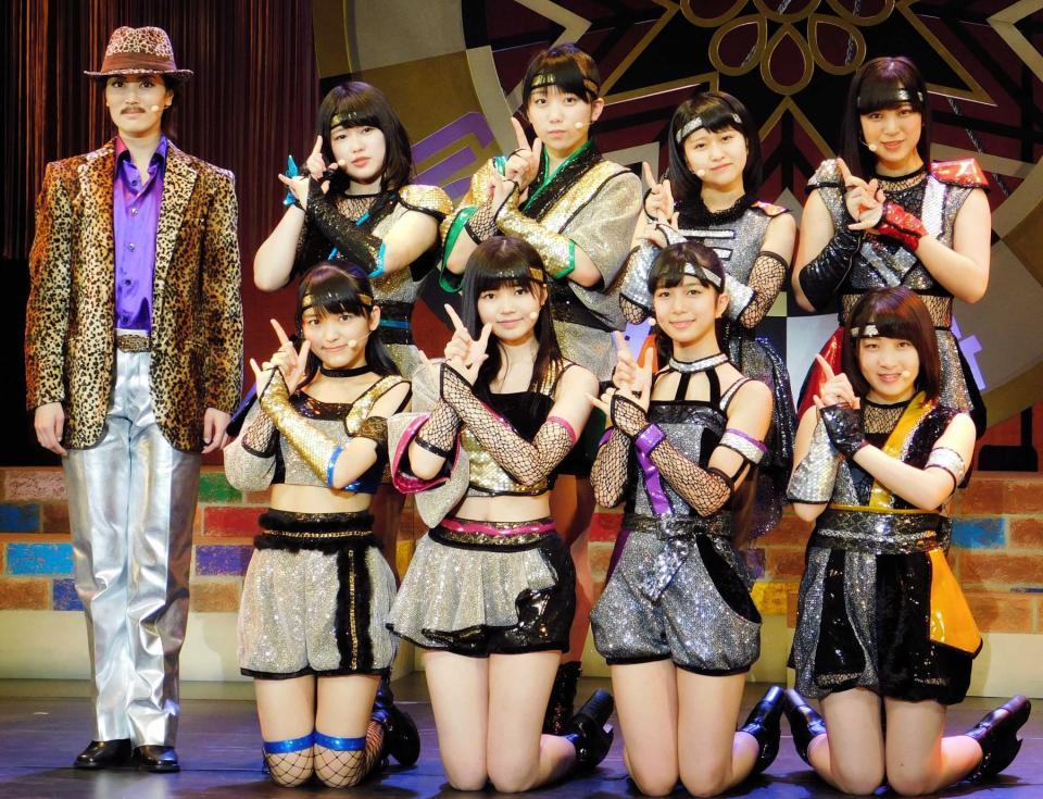 　公開稽古を行った（前列左から）野村みな美、浜浦彩乃、井上玲音、藤井梨央、（後列左から）広瀬彩海、和田桜子、田口夏実、小川麗奈、左は中原由貴＝東京・渋谷区