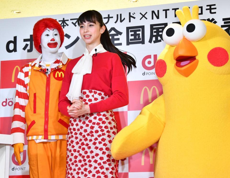 ドナルド、ポインコとともにｄポイント全国展開発表会に登場した中条あやみ＝スタジオＭ