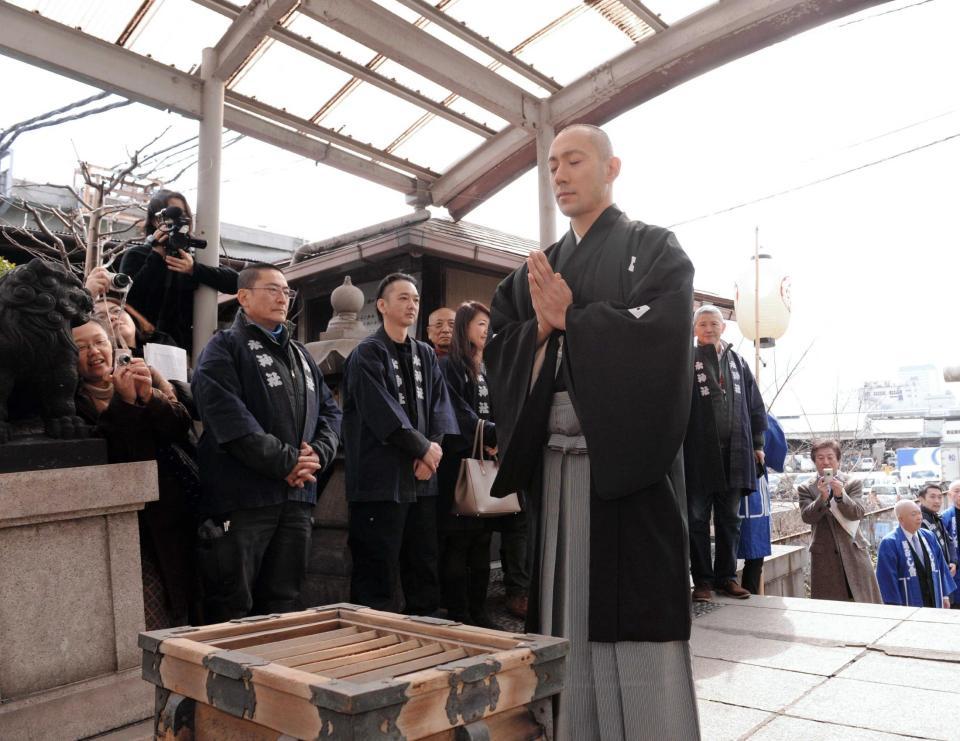 　魚河岸水神社遥拝所を参拝する市川海老蔵＝東京・築地市場