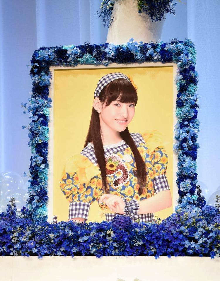 祭壇に飾られた松野莉奈さんの遺影＝パシフィコ横浜（撮影・開出牧）