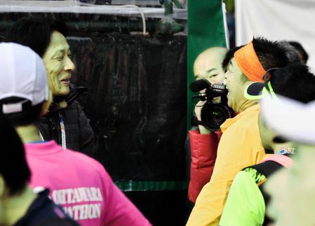 ゴール後、青学大・原晋監督（左）と話す林家たい平＝東京・丸の内（撮影・佐々木彰尚）