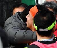 完走後、青学大・原晋監督（左）と抱き合う林家たい平＝東京・丸の内（撮影・佐々木彰尚）