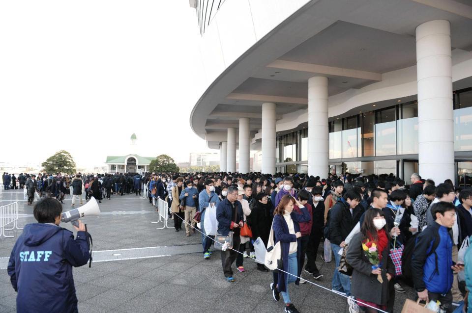 　「松野莉奈さんお別れ会」での長蛇の列＝パシフィコ横浜