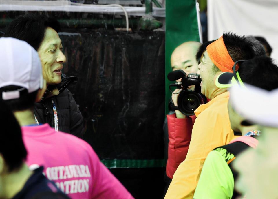 ゴール後、青学大・原晋監督（左）と話す林家たい平＝東京・丸の内（撮影・佐々木彰尚）